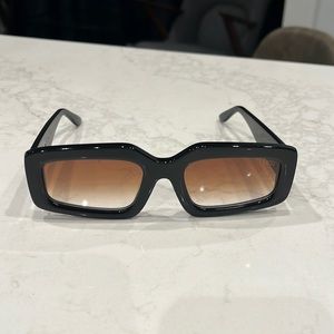 Dezi Read the room black/ brown gradient sunglasses.